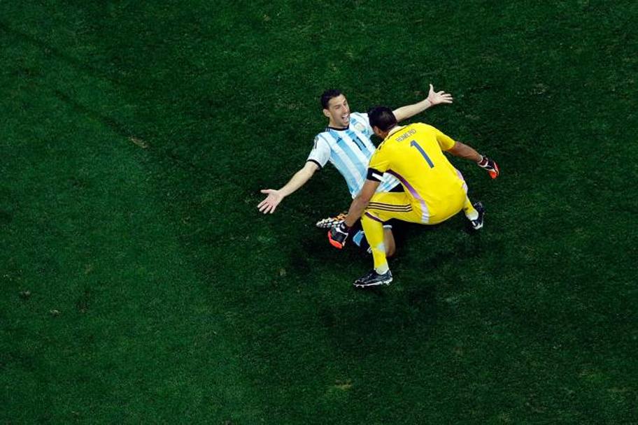 Un’immagine che i tifosi argentini ricorderanno a lungo. Romero e Maxi Rodriguez (autore del rigore decisivo) festeggiano la finale raggiunta dall’Albiceleste. Getty Images